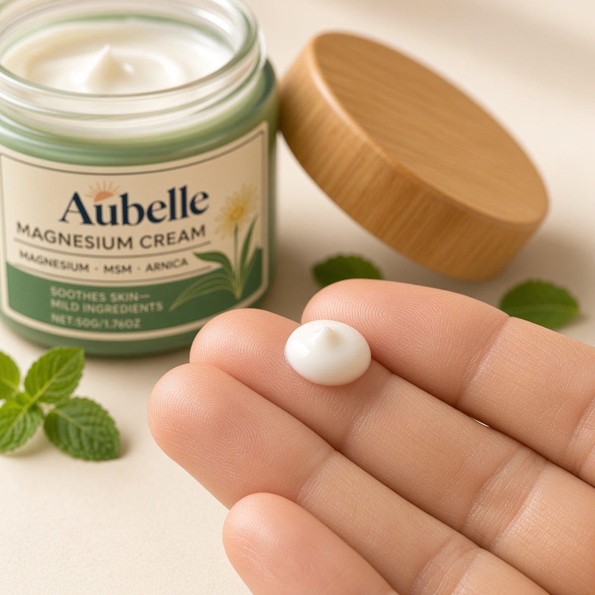 Une noisette de crème au magnésium Aubelle sur les doigts
